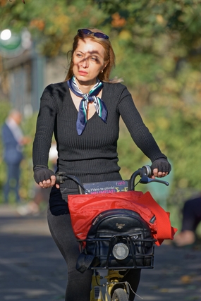 街拍骑单车的美女图片